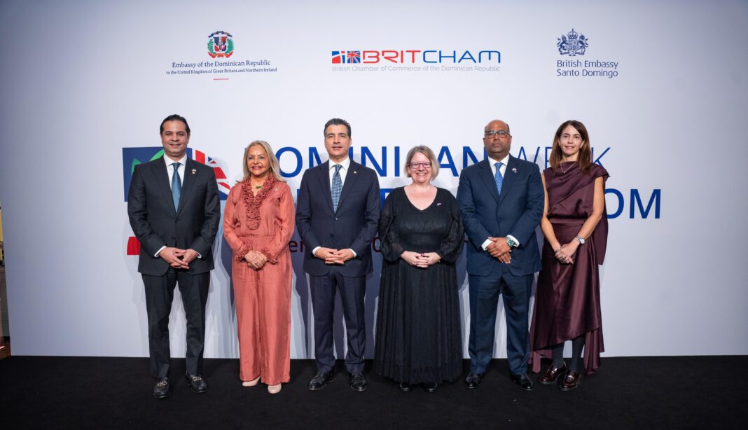 De izquierda a derecha, los señores Robison Bou, Rosa Hernández de Grullón, Christopher Paniagua, Carol van der Walt, Amauris Vásquez y Anyarlene Bergés.