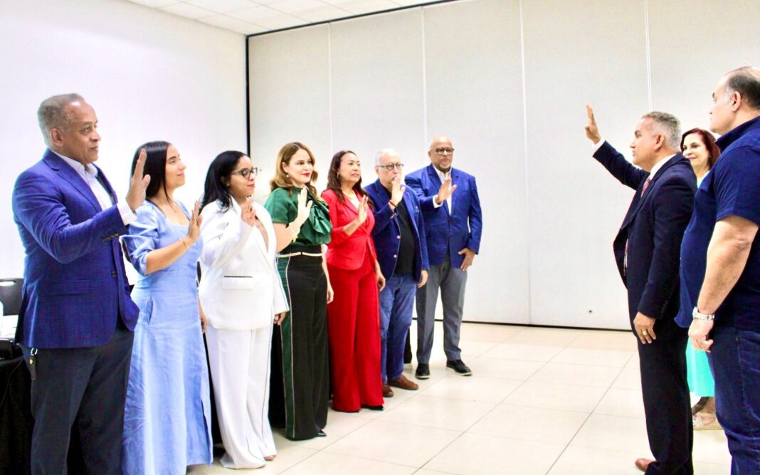 El juramento a los nuevos directivos del Clúster Santiago Destino Turístico estuvo a cargo del presidente de la Comisión Electoral, Francisco Hernández