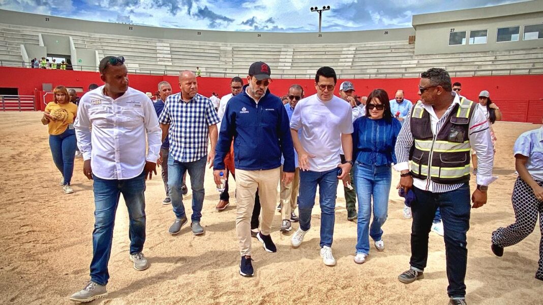 El ministro de Turismo Davide Collado mientras supervisa el nivel de los trabajos de la Plaza multiuso y cultural seibana.
