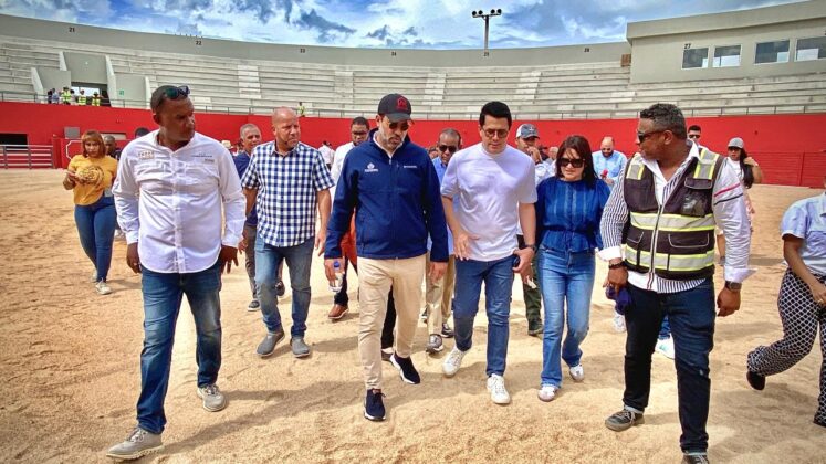 El ministro de Turismo Davide Collado mientras supervisa el nivel de los trabajos de la Plaza multiuso y cultural seibana.