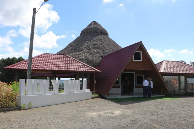 Complejo de alojamiento, piscina y restaurante Holly Hill en el Santo Cerro
