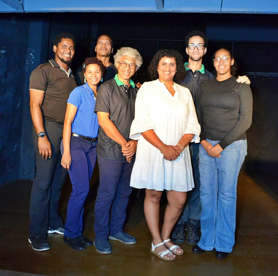 Husmell Diaz y Lucina Jiménez junto a los representantes de los grupos teatrales Leymar, el Cirquio y el Emperador.
