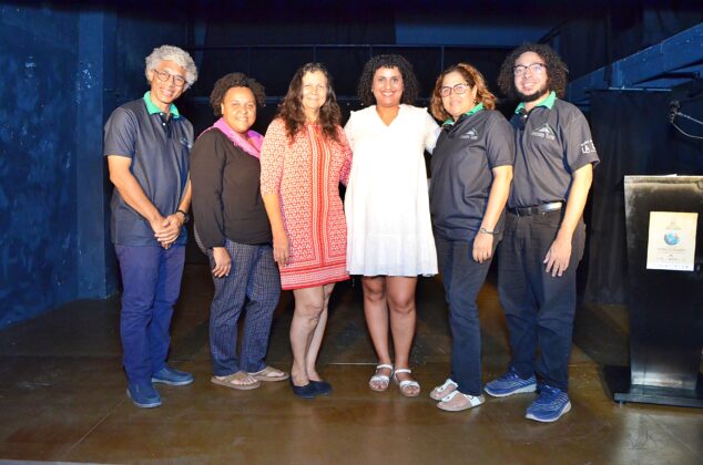 Husmell Diaz y Lucina Jimenez junto al equipo que organiza y monta el Festival de Teatro Paralelo.