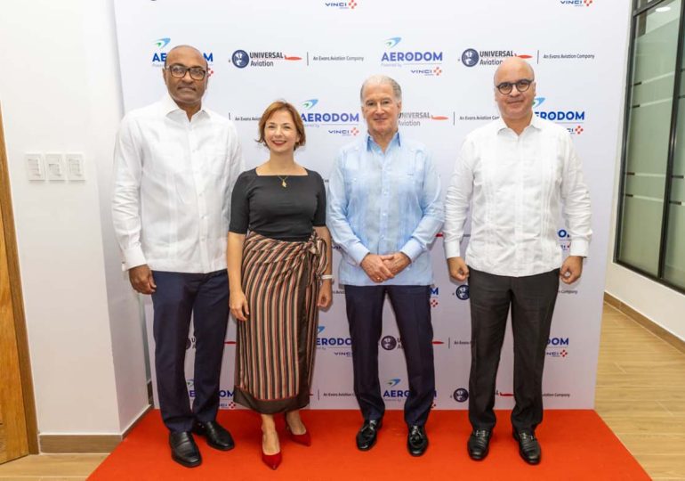 En la imagen encabezando el acto de apertura oficial de la FBO del aeropuerto de Samaná figuran Danilo Rosario, Alexandra Malvezin, Greg Evans e Igor-Rodriguez.