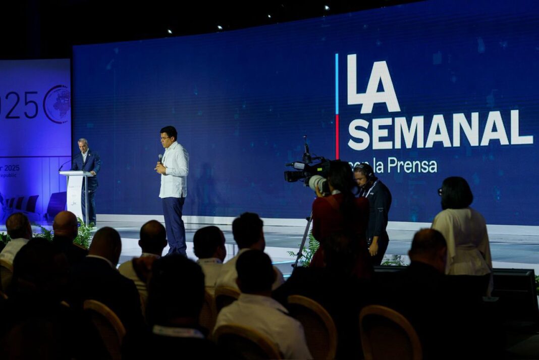 David Collado en LA Semanal con la Prensa, responde pregunta de los periodistas junto al presidente de la República Dominicana, Luis Abinader.