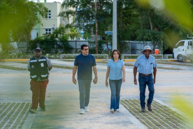 David Collado recorre las &aacute;reas del nuevo parqueo que se abrir&aacute; pronto en Bayah&iacute;be.