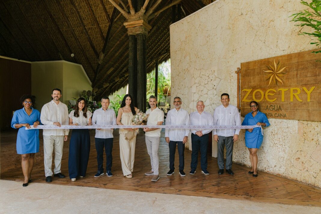 David Ocete, Patricia Gialiani, Jorge Arribe, Muñoz Family, Gabriel Tineo, Jhon Long, Ariel Pérez durante la apertura del Zoëtry Agua Punta Cana Welness & Spa.