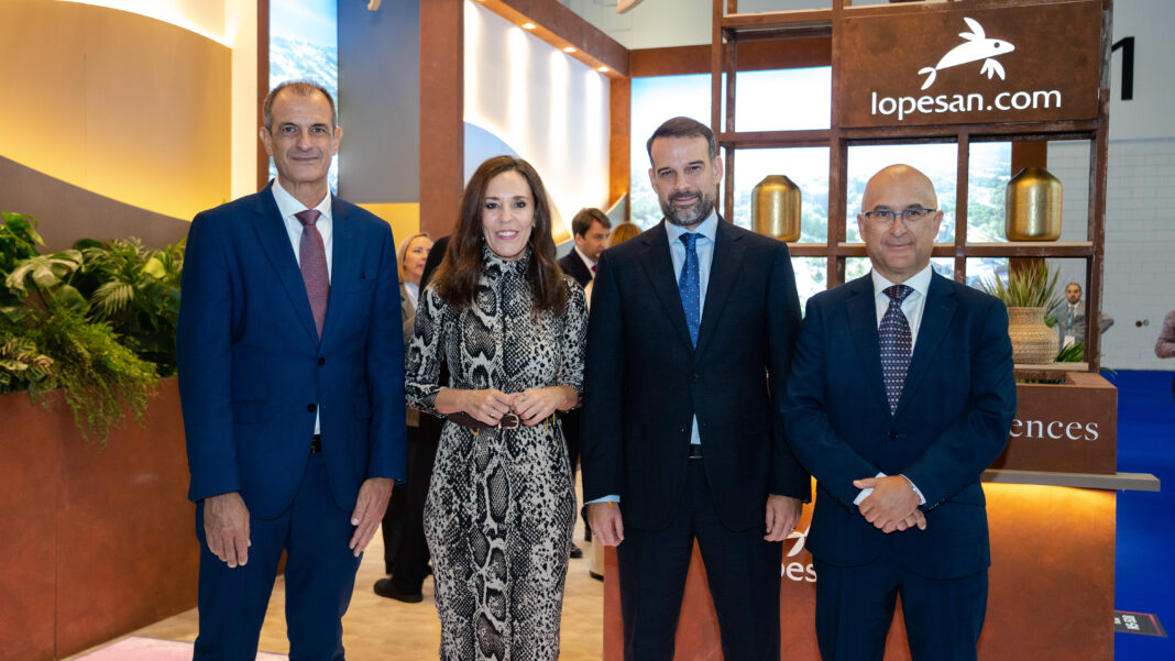 De izq a dcha José Juan Lorenzo, Jessuca de León, José Alba y Miguel Ángel Rodríguez, ejecutivos de Lopesan Hotel Group