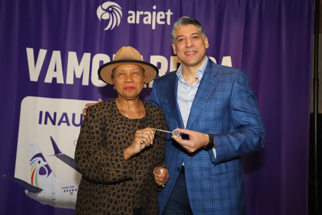 Denise Simmons y Victor Pacheco en la entrega de la llaves de Cabridge al CEO de Arajet.