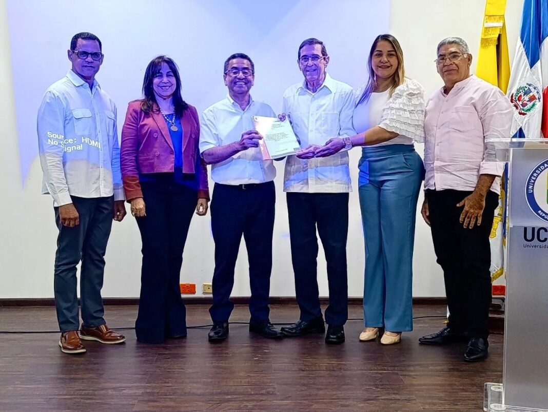 Directivos del Clúster Turístico de La Vega reciben del historiador César Arturo Abreu documentos históricos de la Vega Vieja