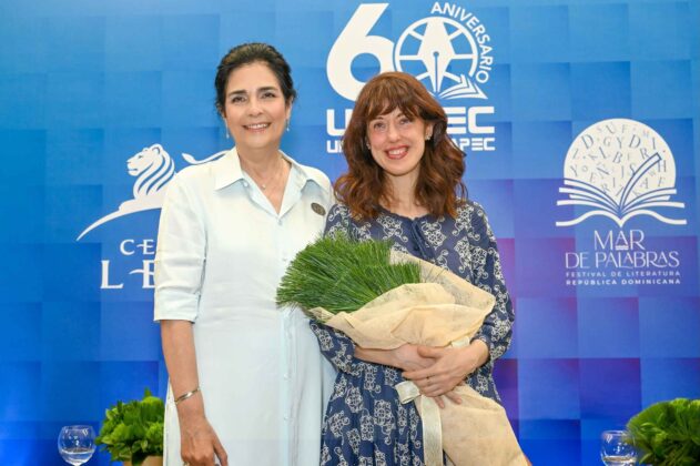Mar&iacute;a Amalia Le&oacute;n junto a Irene Vallejo.