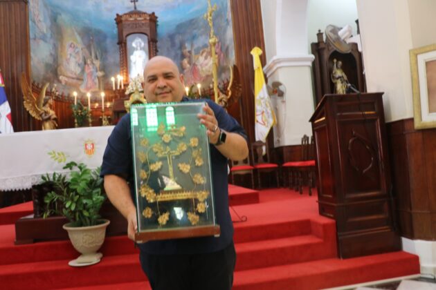 El p&aacute;rroco de El Santo Cerro, Rafael Mendoza (Padre Rafy) muestra la estilla del madero en que crucificarona Cristo donada por el Vaticano.