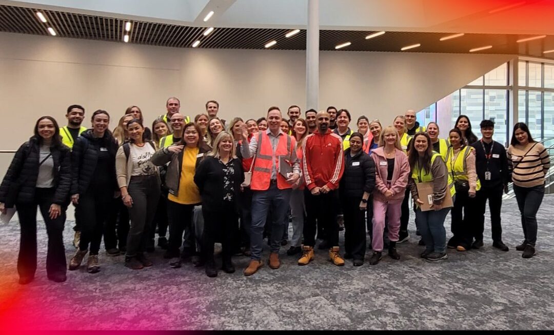 En la imagen, el equipo de WTM Londres está trabajando arduamente entre bastidores para que todo esté listo para mañana. Foto WTM Londres