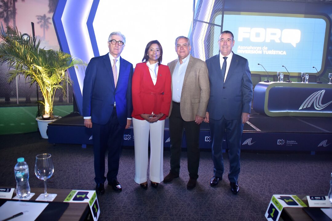 De izquierda a derecha, los señores Ventura Serra, Karina Vallejo, Luis Emilio Rodríguez, Juan Manuel Martín de Oliva