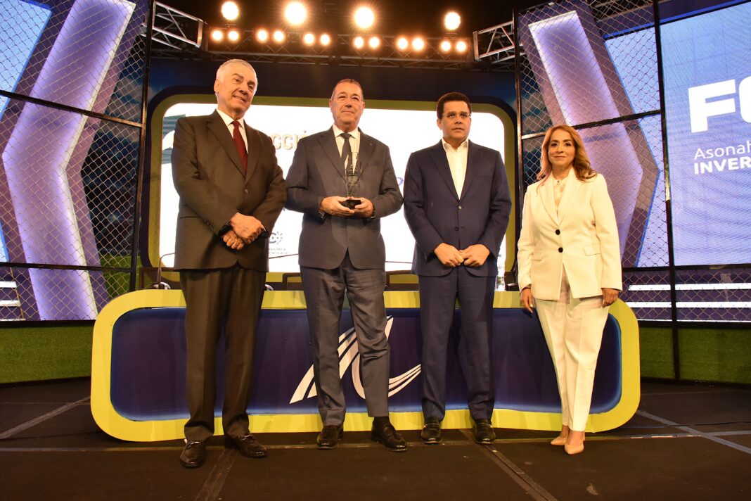 De izquierda a derecha, los señores Juan Bancalari, Juan Manuel Martín de Oliva, David Collado, Aguie Lendor