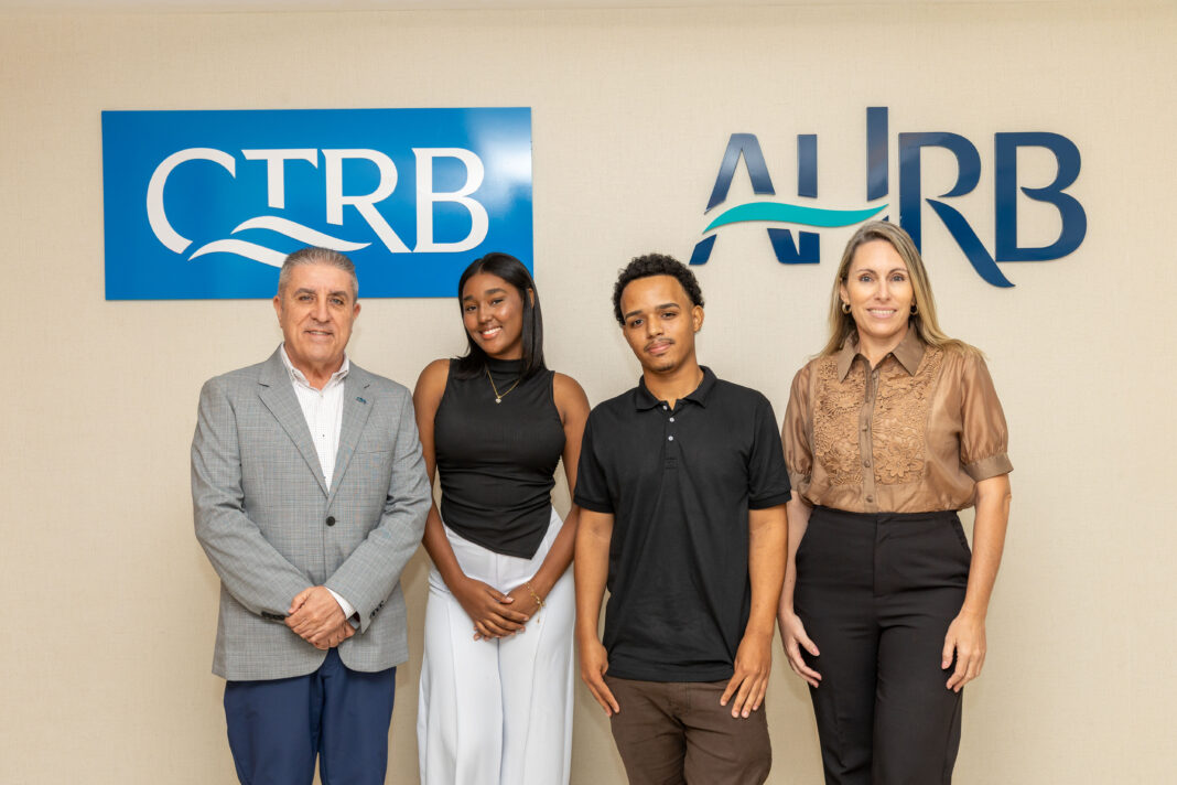 - Andrés Fernández, presidente de la Asociación de Hoteles La Romana Bayahibe (AHRB) Ana García-Sotoca, directora ejecutiva de la AHRB posan junto a los estudiantes seleccionados por su excelencia académica y su vocación por el sector turístico