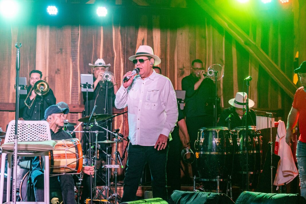 El ícono del merengue Fernando Villalona fue el encargado de inaugurar esta gran fiesta, entregando un espectáculo cargado de emoción y dominicanidad.