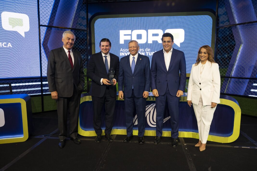 El presidente ejecutivo de Banreservas, doctor Leonardo Aguilera, recibió el reconocimiento de manos del ministro de Turismo, David Collado; Juan Bancalari, presidente de Asonahores, y Aguie Lendor, vicepresidente de esa entidad.