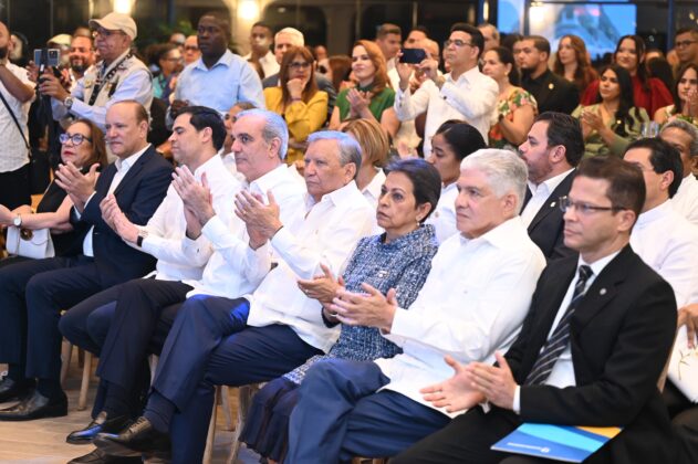 El presidente Abinader, el presidente ejecutivo de Banreservas, doctor Leonardo Aguilera, el ministro de Obras P&uacute;blicas, entre otras personalidades.