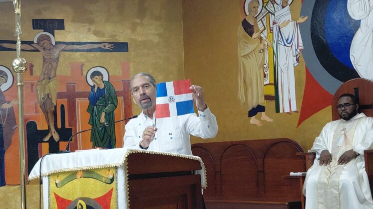 El presidente de Efem&eacute;rides Patrias se dirige a los presentes y eleva el s&iacute;mbolo de la dominicanidad en la iglesia San Gregorio de Nigua.