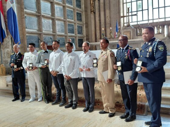 Juan Pablo Uribe entreg&oacute; la medalla a los organismos castrenses.