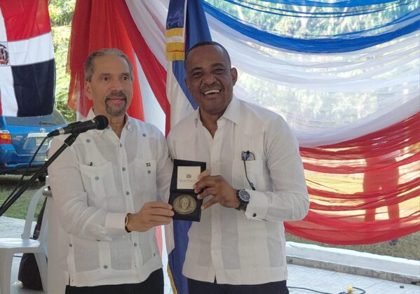 Juan Pablo Uribe entreg&oacute; la medalla a Jorge Carela, alcalde del municipio de Nigua.
