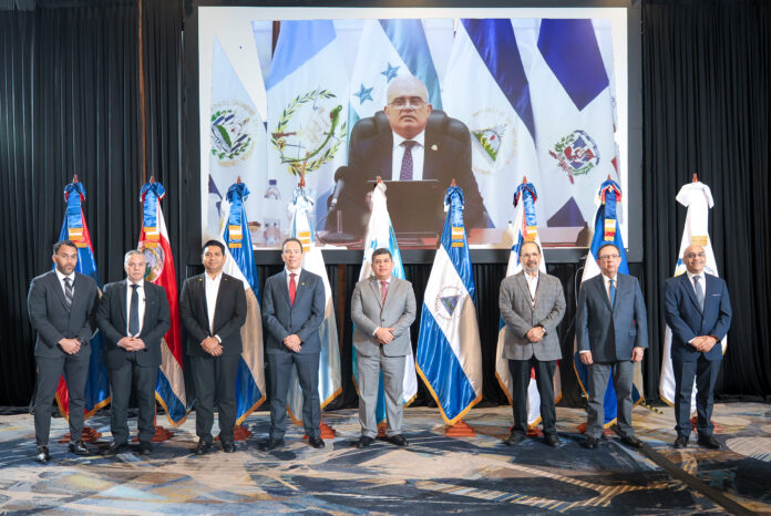 Foto ocifial CMCA Durante el evento regional, el gobernador del BCRD destacó la valoración positiva realizada por el FMI en la publicación de su Staff Report sobre las conclusiones del Artículo IV realizada por ese organismo internacional
