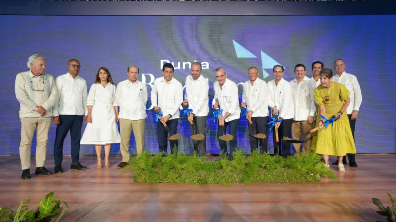 Destacan en el acto de inicio de los trabajos del hotel Meliá Bergantín Beach el presidente de la República, Luis Abinader, el ministro de Turismo, David Collado y Frank Elías Rainieri, CEO del Grupo Puntacana, y por Gabriel Escarrer, presidente ejecutivo de Meliá Hotels International, socios en el proyecto.