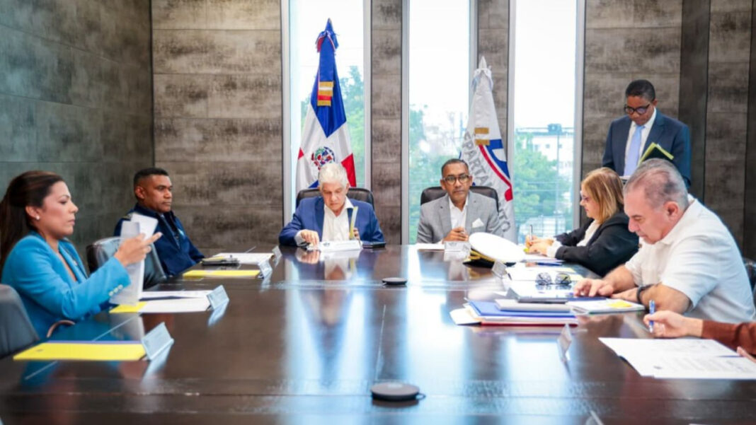 Delegados de distintas instituciones coordinan medidas correspondientes, como disponer de mayor cantidad de personal o turnos de trabajo, para enfrentar el gran volumen de pasajeros que entra y sale de territorio dominicano para las festividades navideñas.