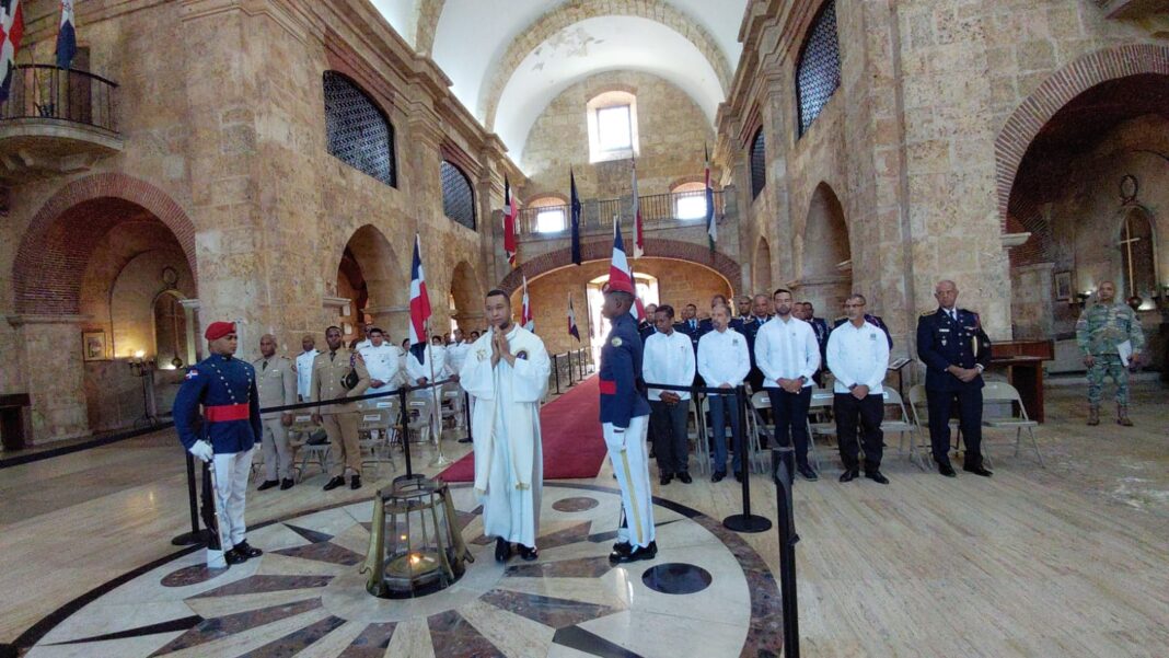 El reverendo padre Wellington Rosario, junto a autoridades en el Panteón de la Patria.