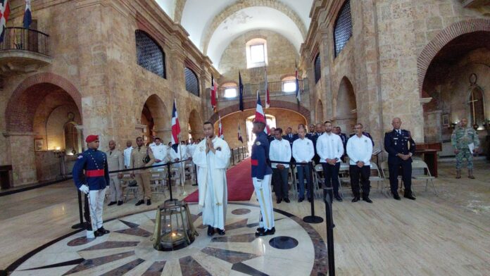 El reverendo padre Wellington Rosario, junto a autoridades en el Panteón de la Patria.
