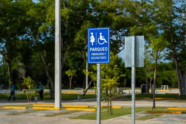 &Aacute;reas de parqueos para personas con condiciones especiales.