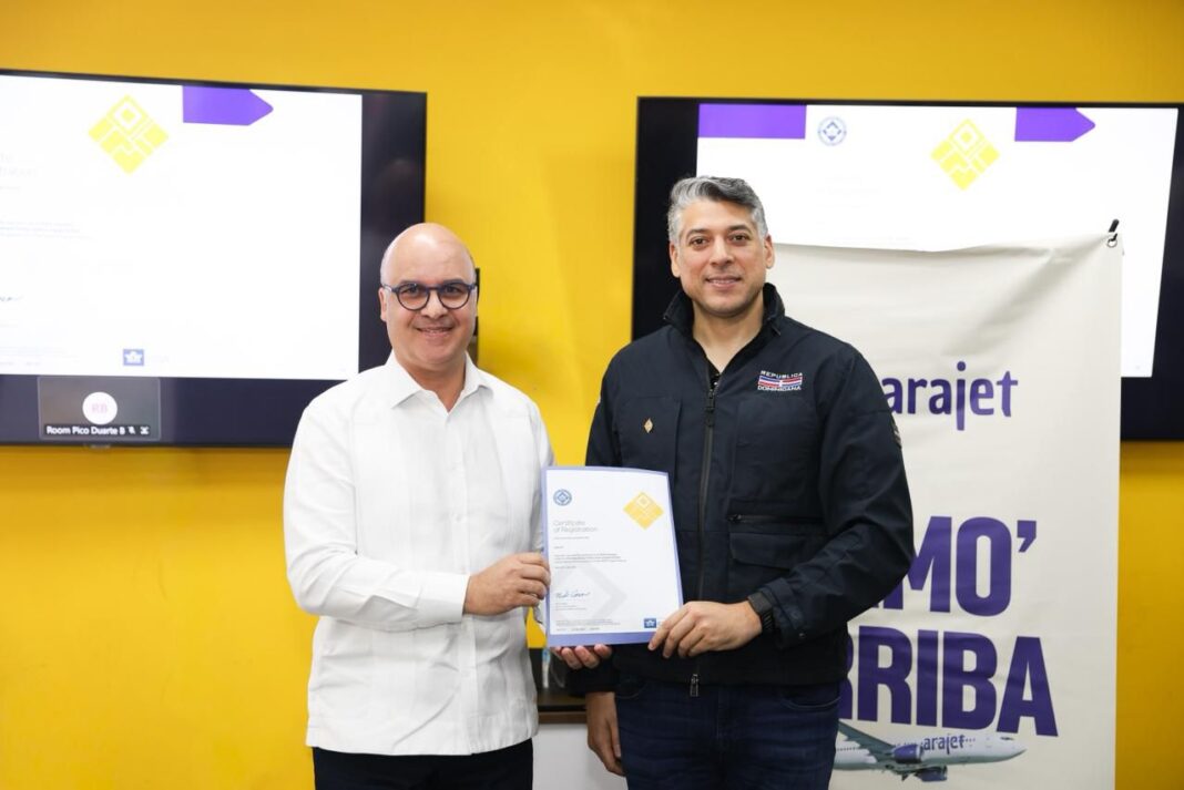 Igor Rodriguez y Victor Pacheco en la entrega del registro IOSA, un sistema de evaluación estandarizado que audita los sistemas de gestión y control operacional de las aerolíneas