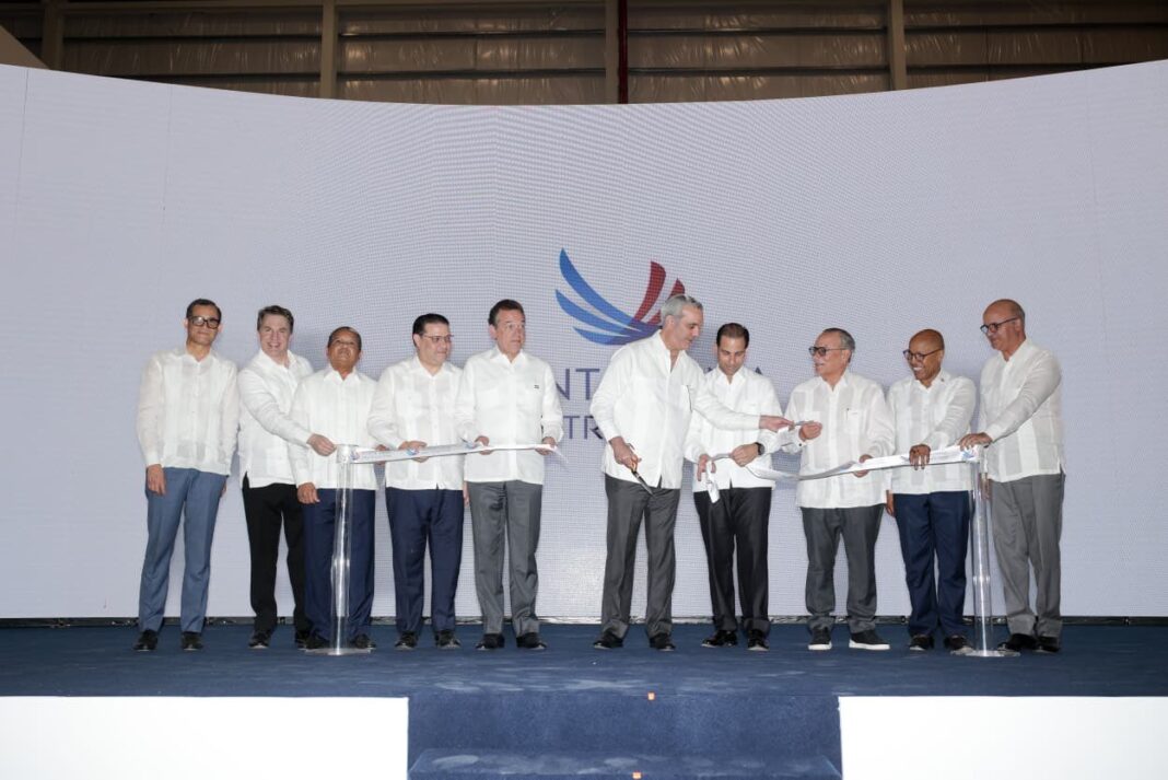 El presidente dominicana, Luis Abinader, corta la cinta que deja inaugurado el Punta Cana Free Trade Zone (PCFTZ) en el Aeropuerto Internacional de Punta Cana.
