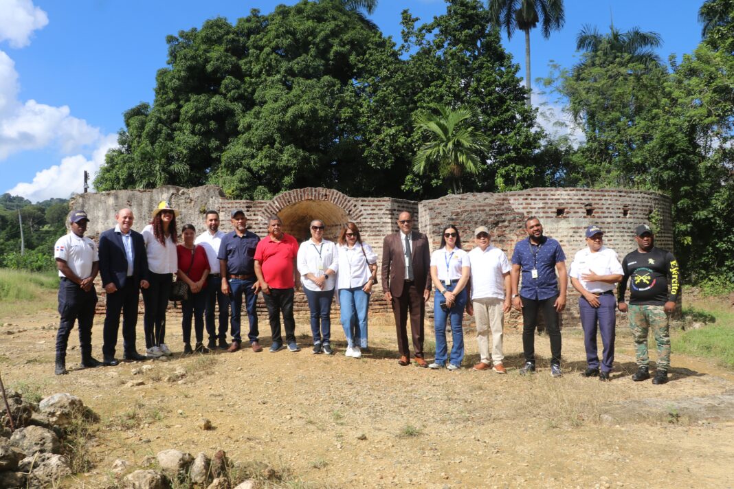 Integrantes del Comité de Desarrollo de Pueblo Viejo, funcionarios de MITUR y autoridades locales posan frente a las Ruinas de la Fortaleza de la Vega Real.