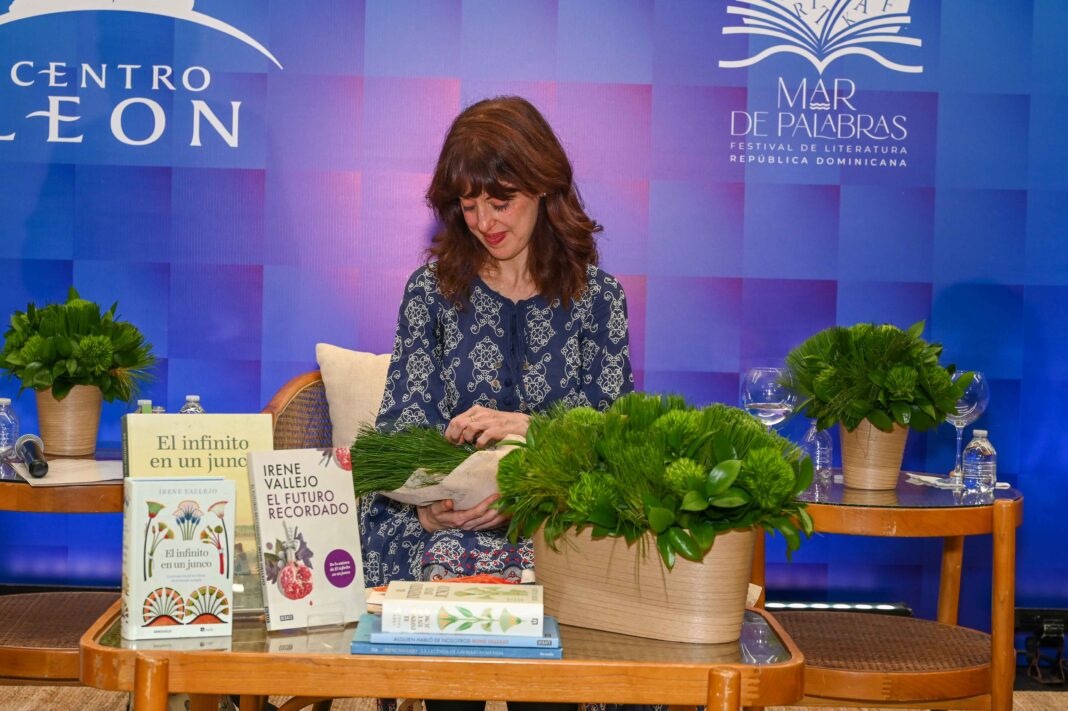 Frente al Caribe, la autora zaragozana, Irene Vallejo, tejió un diálogo sobre la fragilidad y la fortaleza de los libros, recordándonos que la lectura es, ante todo, un acto de resistencia y comunidad.