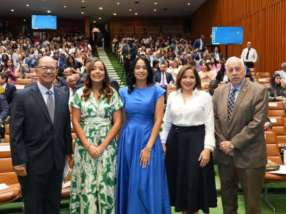 Jos&eacute; Alc&aacute;ntara, Maitee Mateo, Liselotte Reyes, Brenda Villanueva, y Manuel