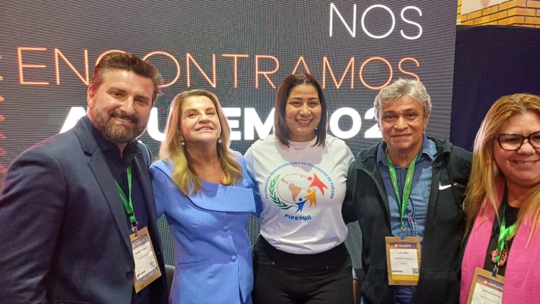 Juarez Tavares Marta Rossi Yenny Polanco Luiz Pires y Miryam Moreno en la celebración de los 10 años del Árbol de la Integración de Fipetur.