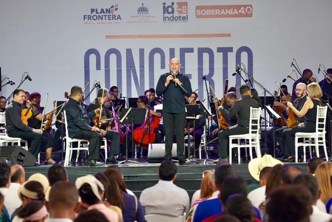 Con el concierto en Loma de Cabrera, el Ministerio de Cultura y el Indotel impulsan una jornada que dinamizó la vida cultural en la zona fronteriza.