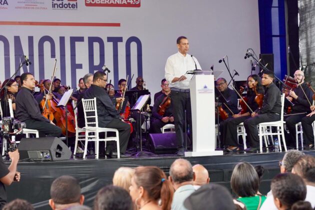 Guido G&oacute;mez Mazara del Indotel durante el concierto en Loma de Cabrera