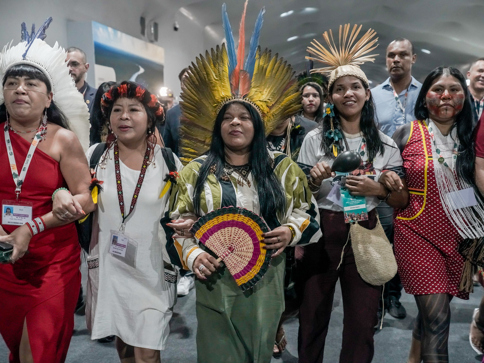 La ministra brasileña de los Pueblos Indígenas, Sônia Guajajara recorre los pasillos de la Zona Azul junto a indígenas. Foto Rafa Neddermeyer COP30 Brasil Amazonía PR