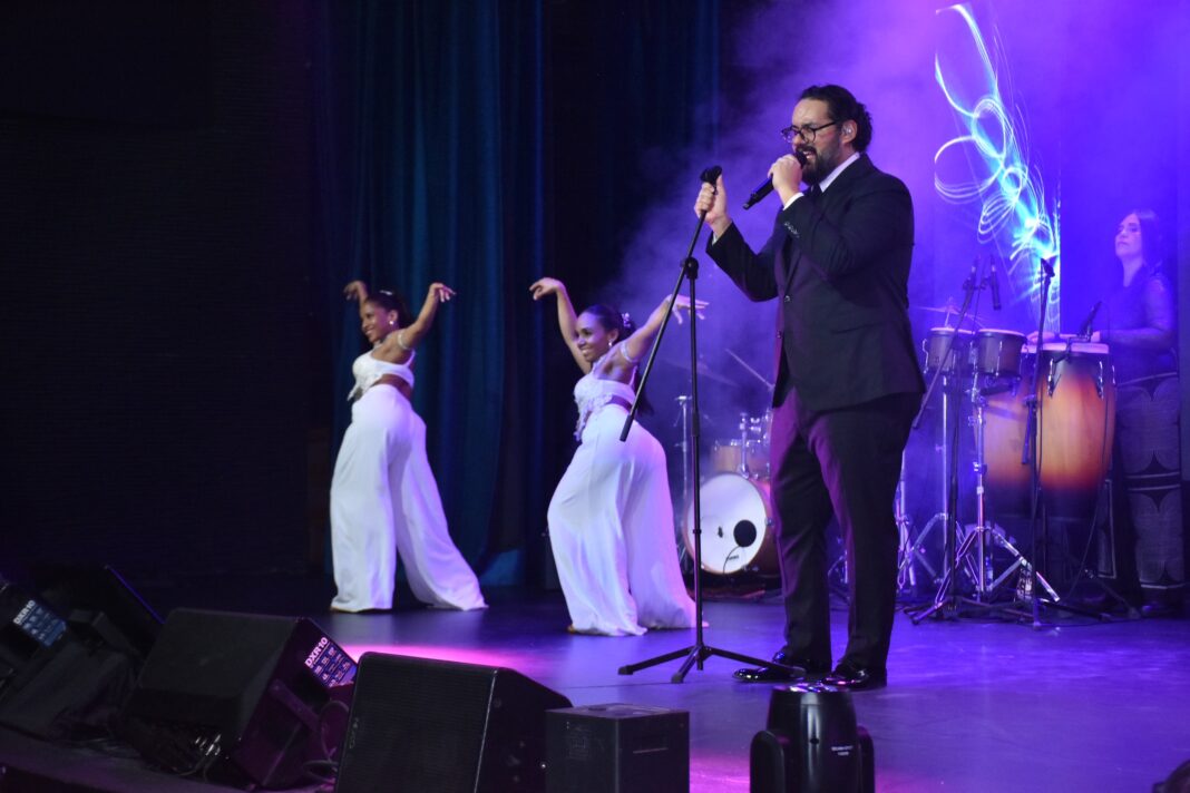 El público vibró de emoción con la participación estelar de sus invitados especiales, Nathalie Hazim y Gabriel Pagán, quienes abrazaron la exitosa carrera musical de Marrena.