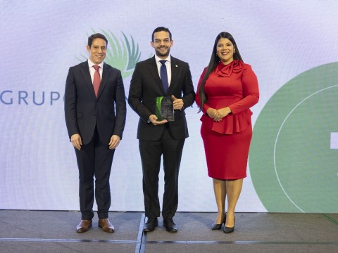 Momento en que ejecutivos del Grupo Puntacana reciben el reconocimiento como la empresa líder del sector turismo en el ranking del Monitor Empresarial de Reputación Corporativa (MERCO) 2025