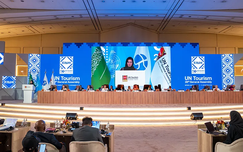 Momento en que la Asamblea General de la Organización en su 26ª sesión celebrada en Riad confirma a la empresaria emiratí, oriunda de Abu Dabi, como secretaria general