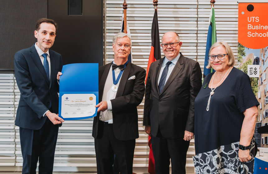 El profesor Dwyer recibe el Premio Ulises de ONU Turismo, reconocimiento ganado por los logros que ha cosechado a lo largo de su carrera en los ámbitos de la economía y la política turística, la competitividad de los destinos y el desarrollo del turismo sostenible,