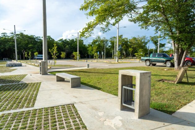 Vista de las aceras y facilidades que tendr&aacute; el nuevo parqueo en Bayah&iacute;be.