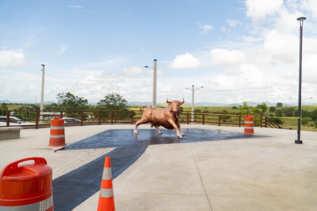 Vista panor&aacute;mica de la plaza multiuso cultural seibana con una escultura de un toro al fondo