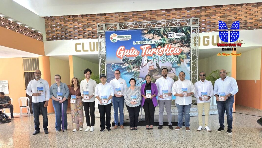 Personalidades vinculadas al turismo y al desarrollo de El Seibo durante el acto de presentación de las guías ecoturísticas de la provincia.