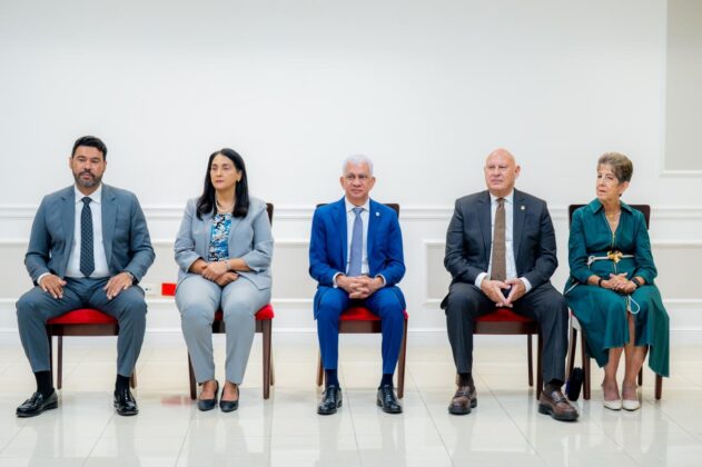 Personalidades reunidas en el reconocimiento a Ernesto Veloz.