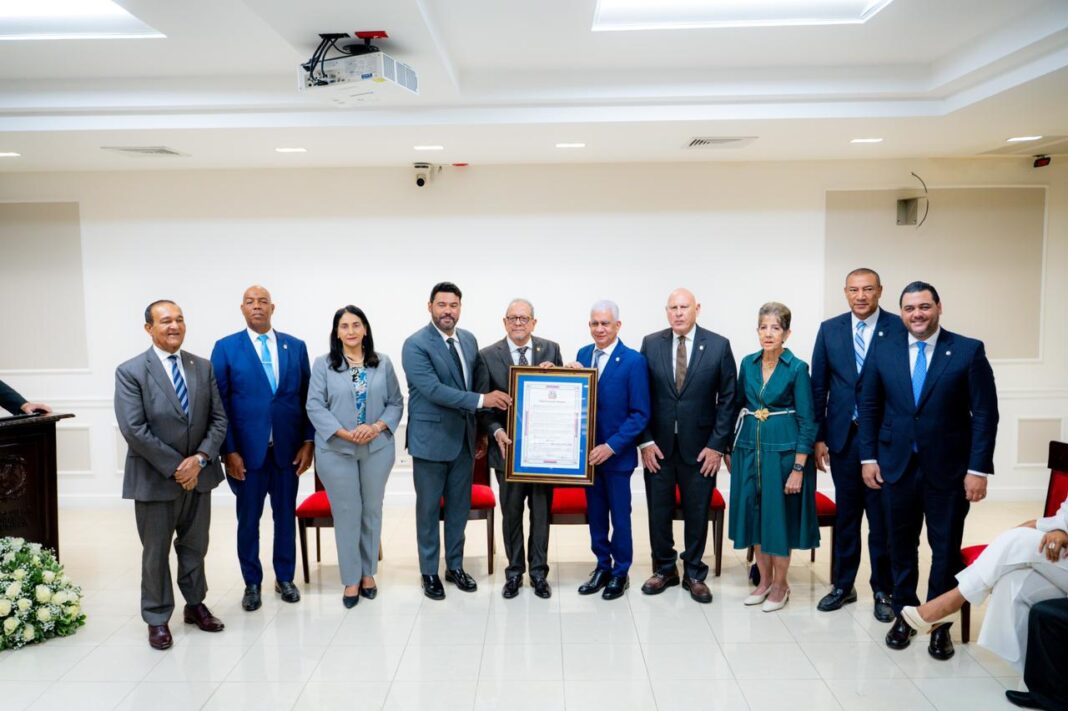 La resolución del Senado que reconoce los aportes de Ernesto Veloz, se aprobó a sugerencia del senador Rafael Duluc (Cholitin), indica que Veloz cuenta con más de 30 años “de aportes al desarrollo del turismo nacional